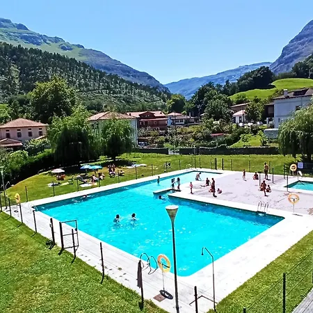 Casa Rugama Con Piscina De Temporada En El Corazon De Cantabria Сasa de vacaciones Arredondo